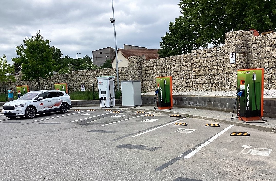 Najväčšia sieť nabíjačiek pre elektromobily v ČR dodala o 12 % energie viac než vlani